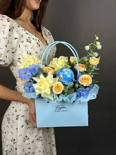 На фото №8 Композиция с розами и глобусом 