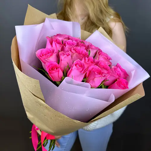 На фото №4 21 Розовая роза в упаковке