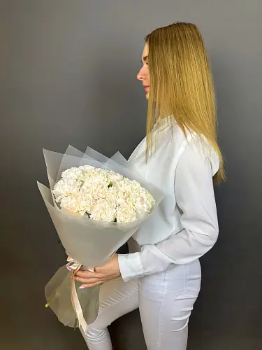 На фото №4 Букет живых цветов из 15 Кремовых гвоздик в дизайнерской упаковке