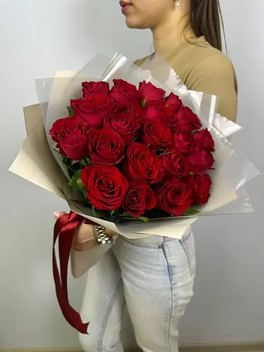 На фото №3 21 Красная роза в дизайнерской упаковке