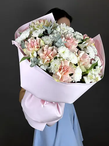 На фото №3 Сборный букет с французскими розами и кустовой хризантемой