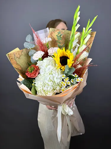 Букет с гортензией белой и подсолнухом
