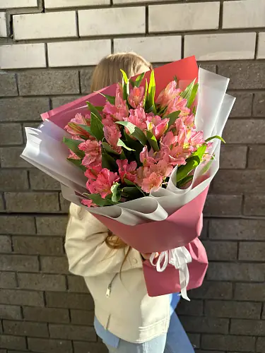 На фото №6 Букет с розовыми альстромериями