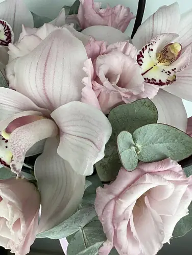 На фото №3 Сумочка живых цветов с эустомой и орхидеей