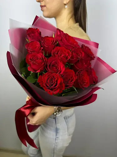 На фото №3 15 Красных роз в дизайнерской упаковке