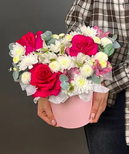 На фото №5 Композиция с розовыми розами и альстромерией