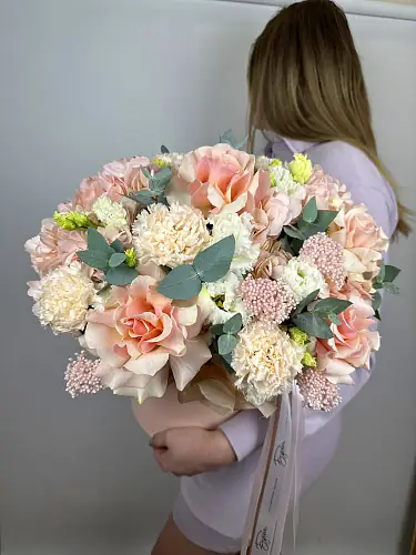 На фото №3 Нежная композиция с гортензией и розами 