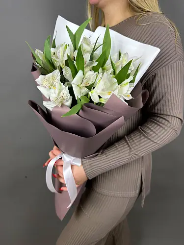 На фото №4 5  Нежных Альстромерий в упаковке 