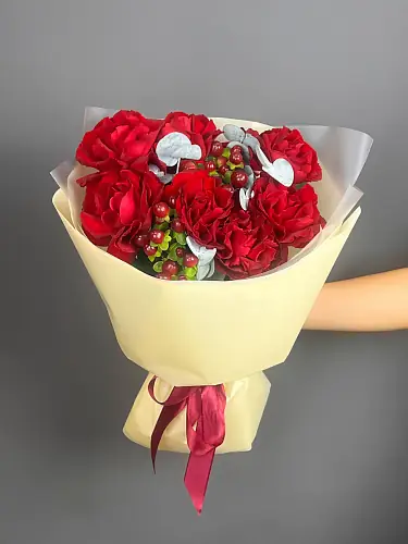 На фото №3 Букет из красных французских роз