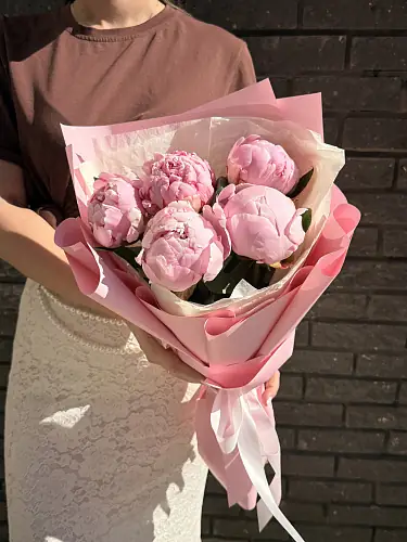 На фото №6 5 Нежных пионов в дизайнерской упаковке 