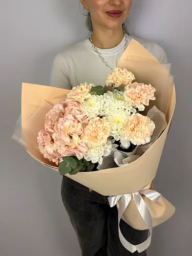 На фото №5 Стильный букет с розовой гортензией и диантусами