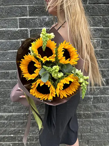 На фото №4 5 подсолнухов и зелень