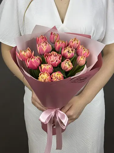 На фото №5 15 Пионовидных Тюльпанов Колумбус