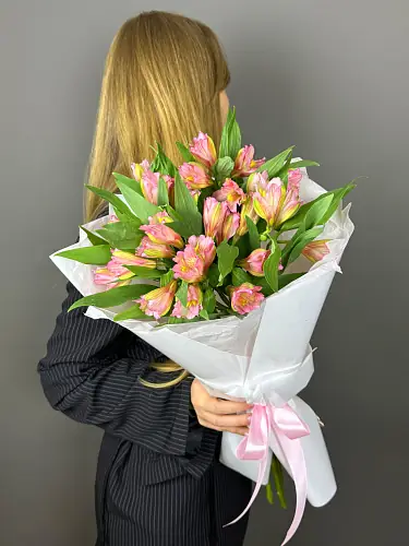 На фото №3 Нежная композиция из 5 ярких альстромерий