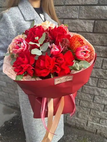 Букет с розами и тюльпанами 