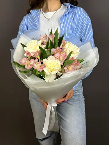 На фото №4 Нежный Букет живых цветов с розовой альстромерией и розами в дизайнерской упаковке