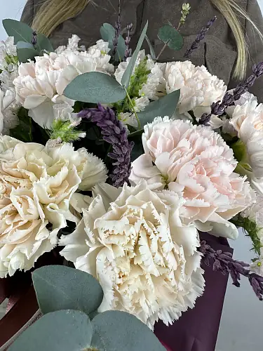 На фото №2 Букет живых цветов с диантусами в коробке