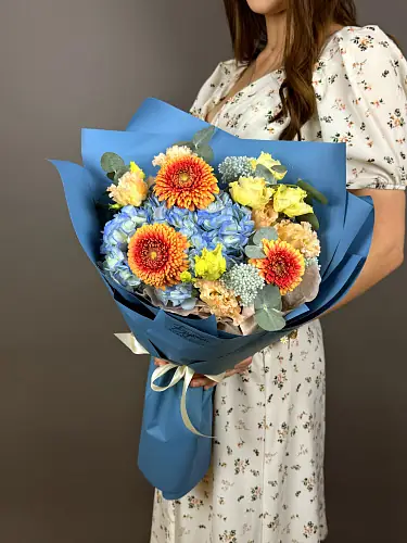 На фото №4 Букет с голубой гортензией и герберой мини 