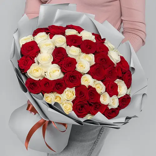 Букет из 51 красной и белой розы