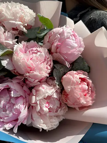 На фото №3 7 Пионов с эвкалиптов в дизайнерской упаковке