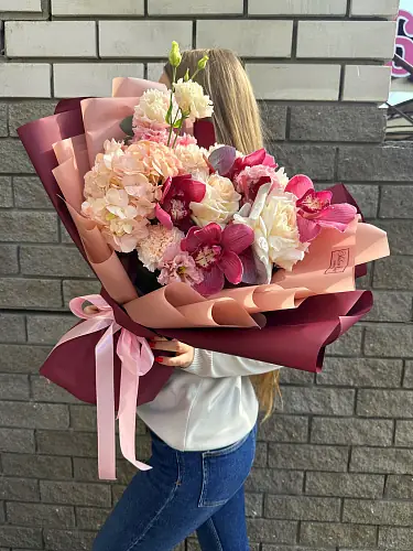 На фото №3 Роза и орхидеи