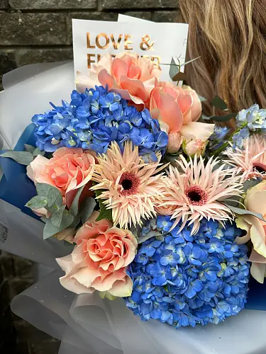 На фото №3 Гортензии и герберы