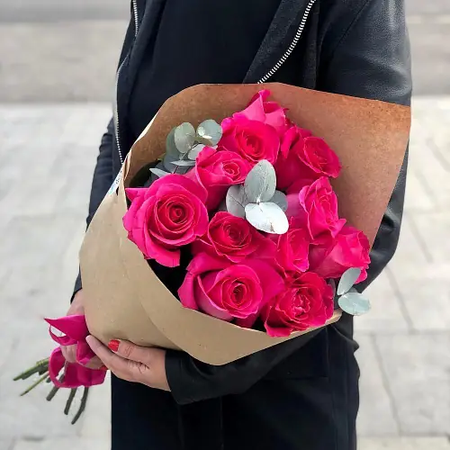 11 ярких роз с зеленью 