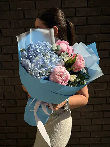 На фото №4 Букет с гортензией и ароматными пионами 