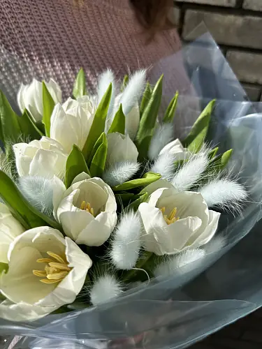 На фото №3 Букет живых цветов из белых тюльпанов в оформленный в дизайнерскую упаковку