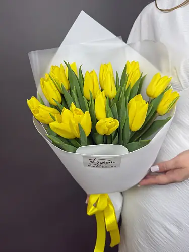 На фото №2 Букет 17 Желтых тюльпанов