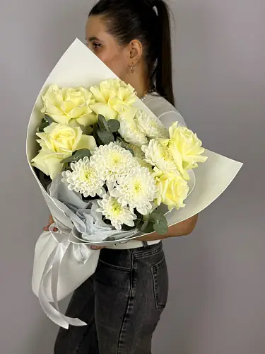 Авторский букет с кустовой хризантемой и розами 