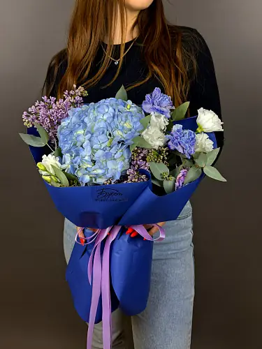 На фото №4 Букет с гортензией и сиренью 