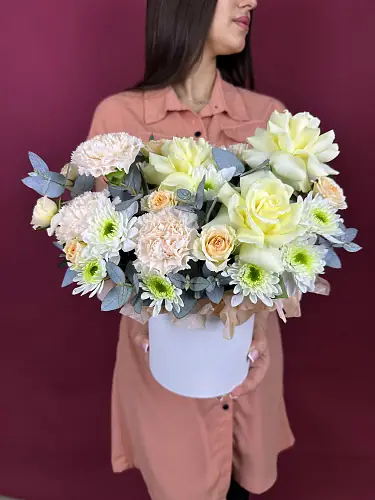 На фото №5 Композиция живых цветов с розой и хризантемой
