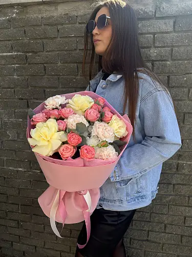 На фото №4 Букет живых цветов с французскими розами