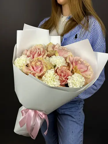 На фото №4 Букет из белых диантусов и розовых роз