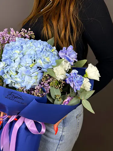 На фото №6 Букет с гортензией и сиренью 