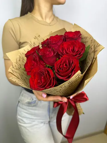 9 Красных роз в дизайнерской упаковке