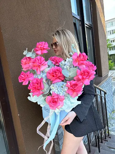 На фото №2 Композиция с гортензией и розовой розой