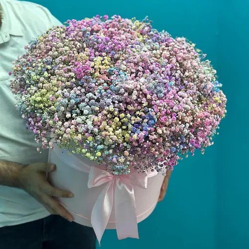 На фото №2 Композиция из 25 радужных гипсофил 