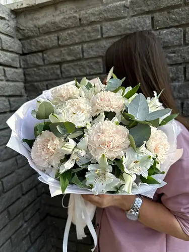 На фото №3 Альстромерия и диантус в дизайнерской упаковке