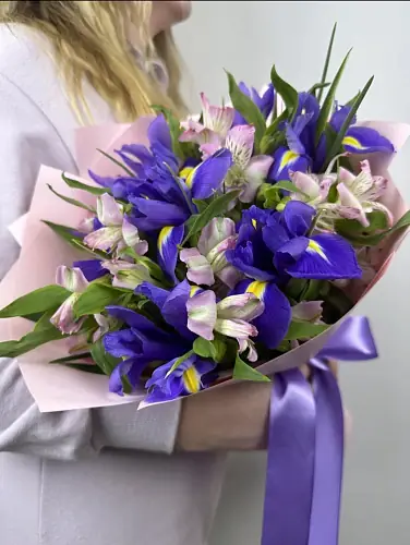 На фото №4 Букет живых цветов из альстромерий и ирисов в дизайнерской упаковке