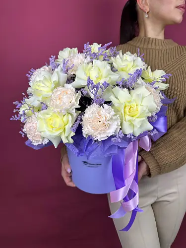 На фото №4 Композиция живых цветов с розами и гвоздикой