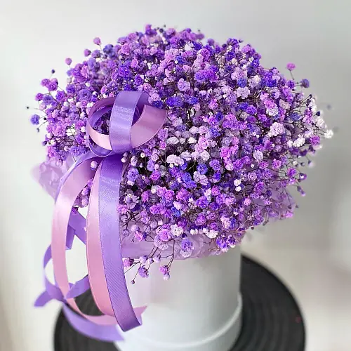 На фото №2 Коробка с фиолетовой гипсофилой 