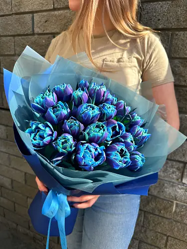 Букет из радужных тюльпанов