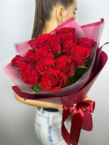 15 Красных роз в дизайнерской упаковке