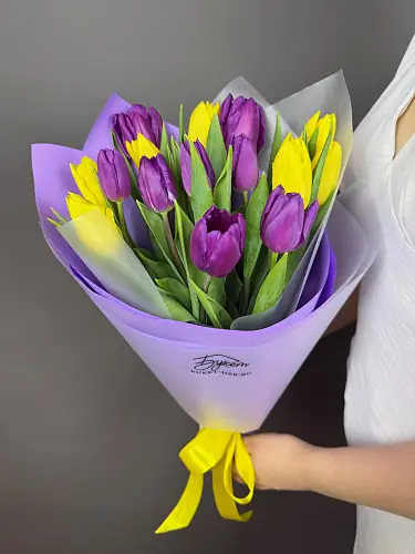 На фото №2 Букет из 15 Тюльпанов желтого и сиреневого цвета