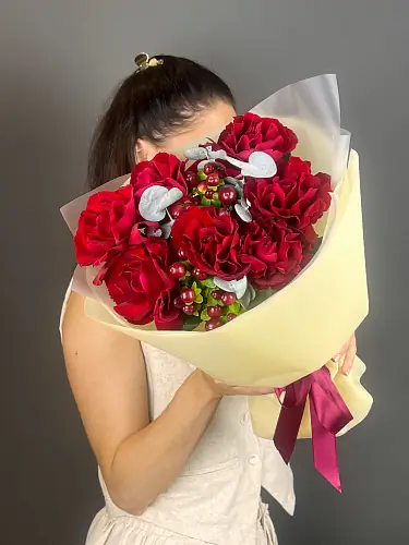 На фото №4 Букет из красных французских роз