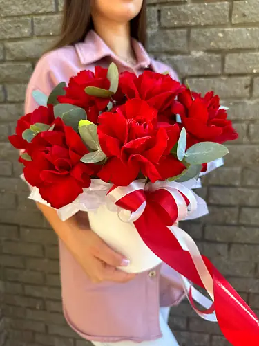 На фото №2 Коробка с красной розой и эвкалиптом