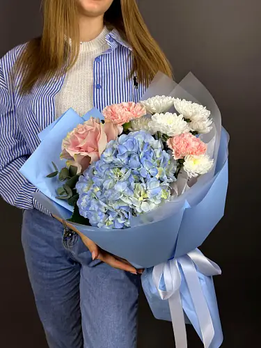 На фото №4 Нежный букет с голубой гортензией 
