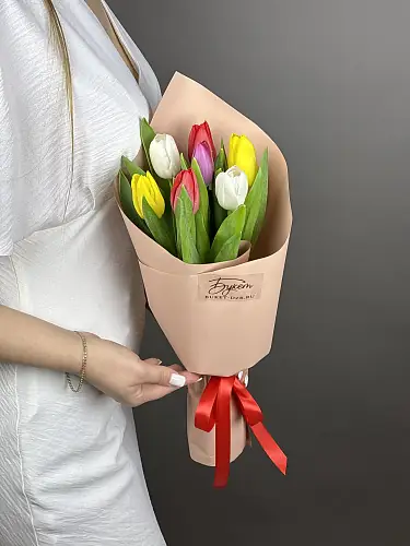 На фото №3 7 Разноцветных тюльпанов в упаковке